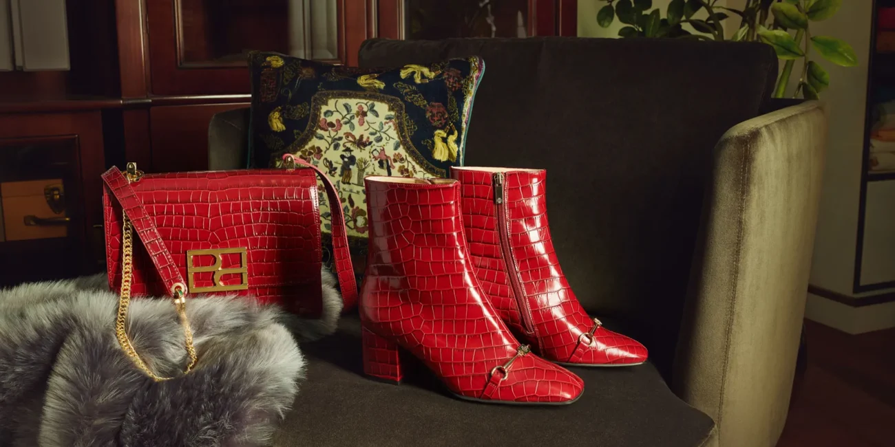 rote Schuhe und Handtasche, Produkt Fotografie . E-Commerce optimierte Produktfotos Kleidung von Fashionshots Linz.