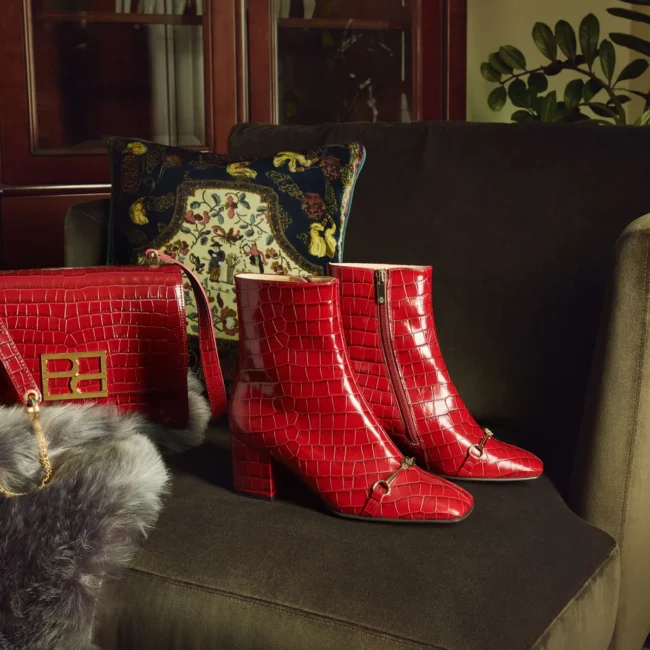 rote Schuhe und Handtasche, Produkt Fotografie . E-Commerce optimierte Produktfotos Kleidung von Fashionshots Linz.